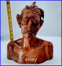 Hand Carved Old couple wooden sculptures. Beautiful Art and great details. PO