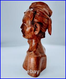 Hand Carved Old couple wooden sculptures. Beautiful Art and great details. PO