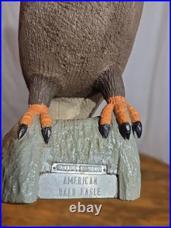 Vintage hand carved wood Folk Art bald eagle bird sculpture statue Vintage hand carved wood Folk Art bald eagle bird sculpture statue